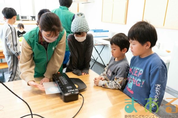 2025年1月4日_ペーパークロマトグラフィーでしおりを作るおしごと