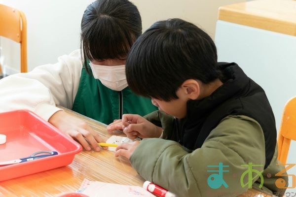 2025年1月4日_ペーパークロマトグラフィーでしおりを作るおしごと