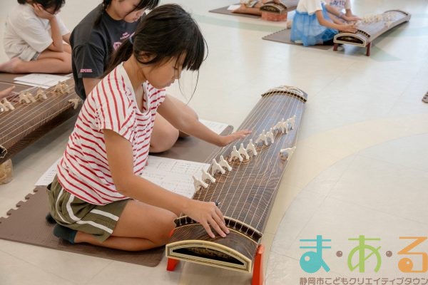2025年9月27日_和楽器にチャレンジ琴をひいてみよう