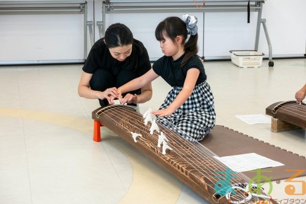 2025年9月27日_和楽器にチャレンジ琴をひいてみよう