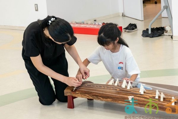 2025年9月27日_和楽器にチャレンジ琴をひいてみよう