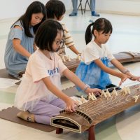 2025年9月27日_和楽器にチャレンジ琴をひいてみよう