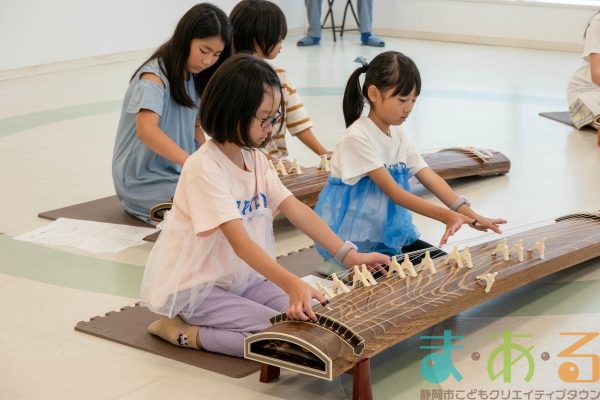 2025年9月27日_和楽器にチャレンジ琴をひいてみよう
