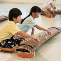 2025年9月27日_和楽器にチャレンジ琴をひいてみよう