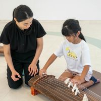 2025年9月27日_和楽器にチャレンジ琴をひいてみよう