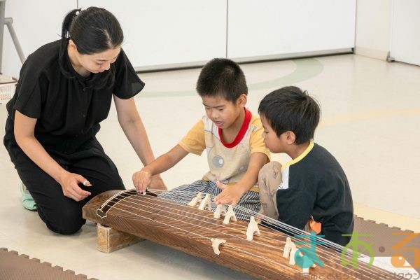 2025年9月27日_和楽器にチャレンジ琴をひいてみよう