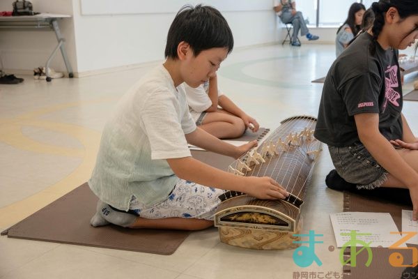 2025年9月27日_和楽器にチャレンジ琴をひいてみよう