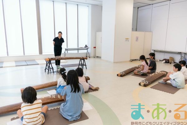 2025年9月27日_和楽器にチャレンジ琴をひいてみよう