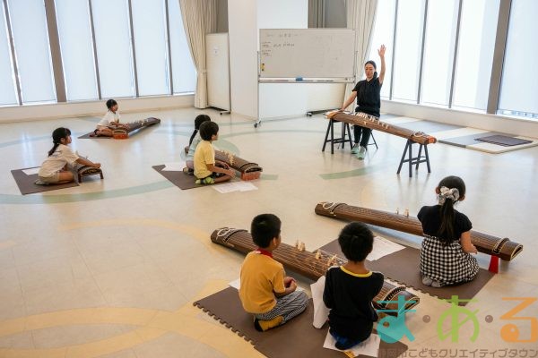 2025年9月27日_和楽器にチャレンジ琴をひいてみよう