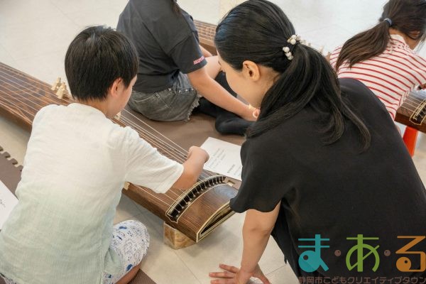 2025年9月27日_和楽器にチャレンジ琴をひいてみよう