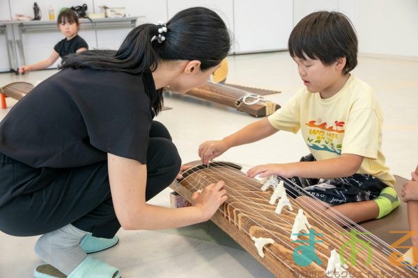 2025年9月27日_和楽器にチャレンジ琴をひいてみよう