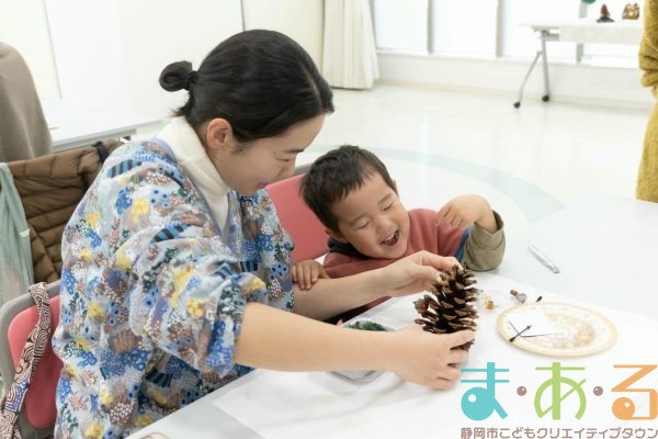 2025年12月13日_松ぼっくりのツリー作り