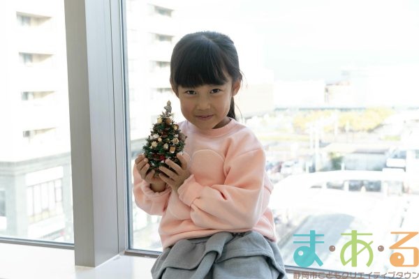 2025年12月13日_松ぼっくりのツリー作り