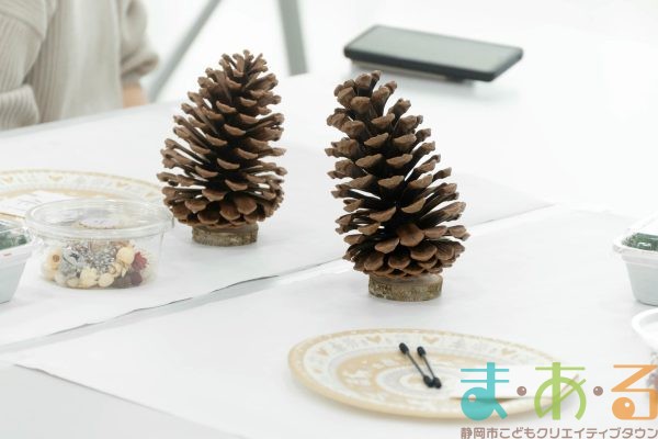 2025年12月13日_松ぼっくりのツリー作り