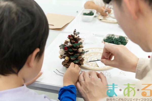 2025年12月13日_松ぼっくりのツリー作り