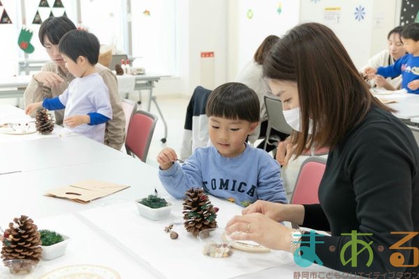 2025年12月13日_松ぼっくりのツリー作り