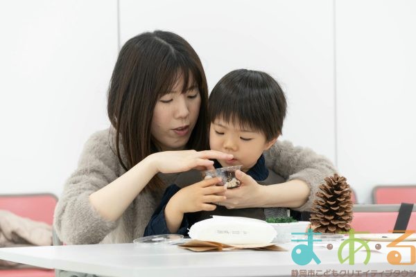 2025年12月13日_松ぼっくりのツリー作り