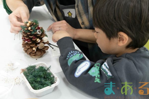 2025年12月13日_松ぼっくりのツリー作り