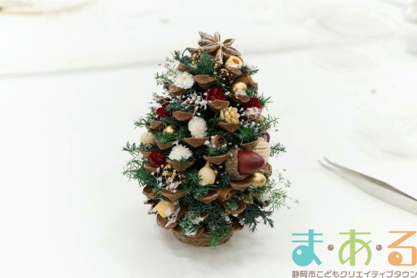 2025年12月13日_松ぼっくりのツリー作り