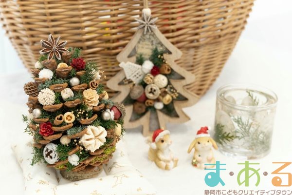 2025年12月13日_松ぼっくりのツリー作り