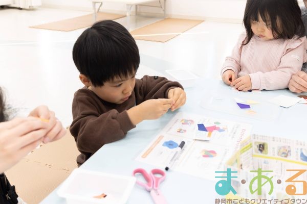 2026年1月8日_ぞうけいあそび（シールでペタペタ）